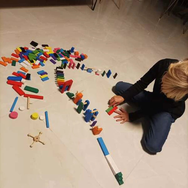 Dominos en bois favorisant motricité et concentration chez l’enfant