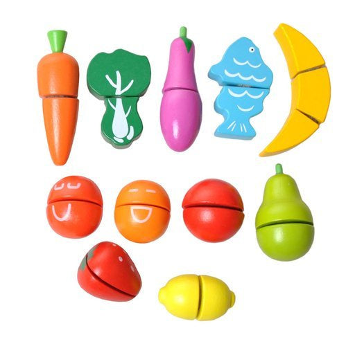 Fruits et légumes en bois à couper dans un seau