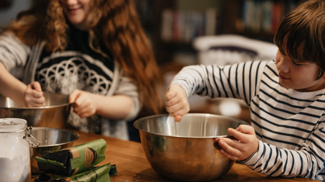 Initier ses petits chefs Montessori en herbe à la joie de cuisiner en famille !
